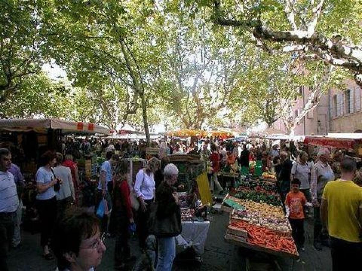  مكتب في Uzes, France 140متر مربع رقم 19637