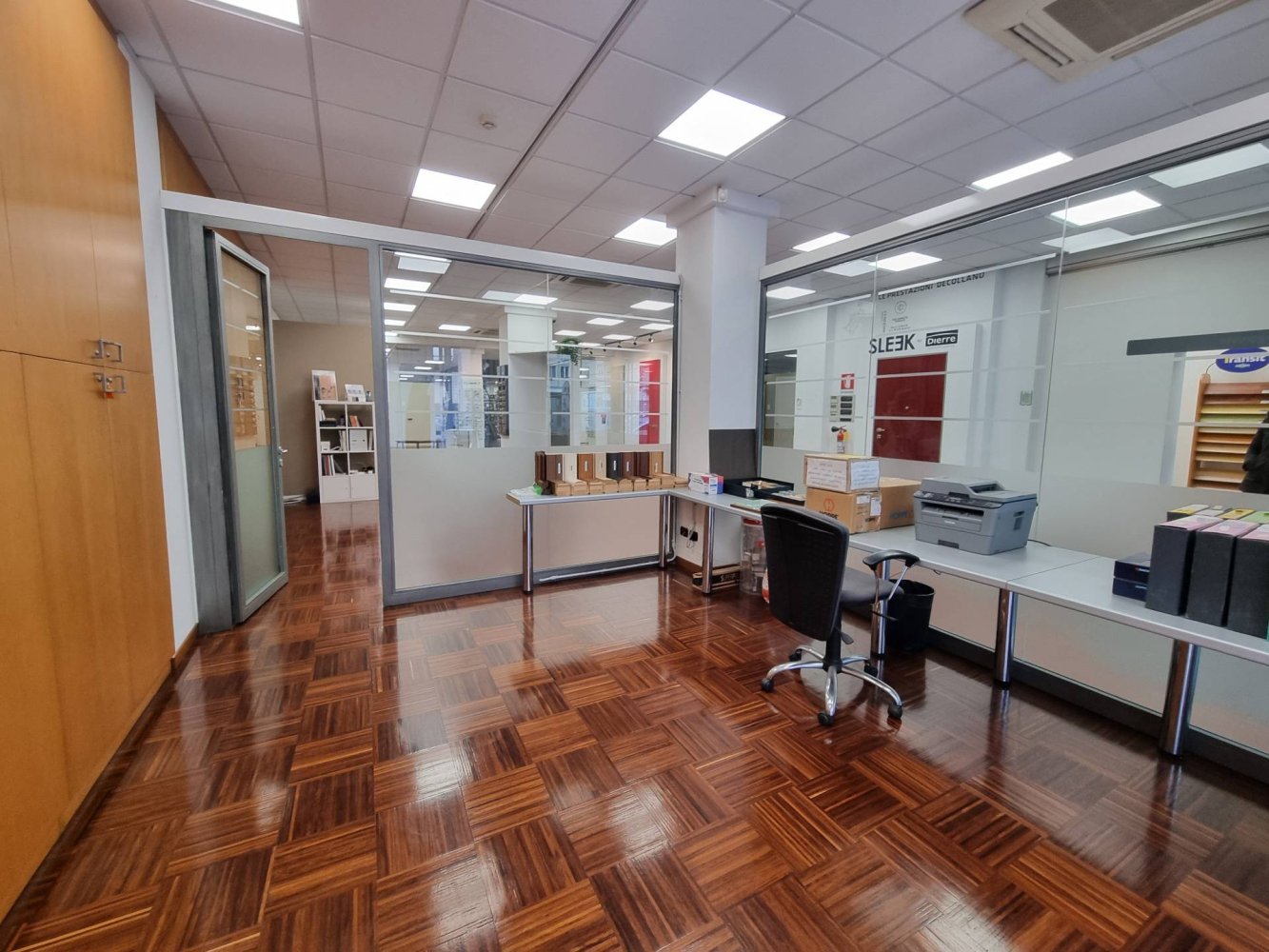 5 rooms Office in Milan, Italy No. 243318