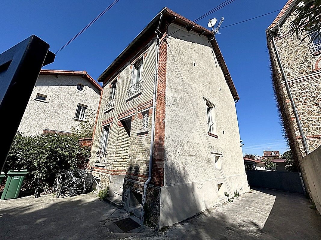 Edificio de 13 habitaciónes en Colombes, France No. 169590