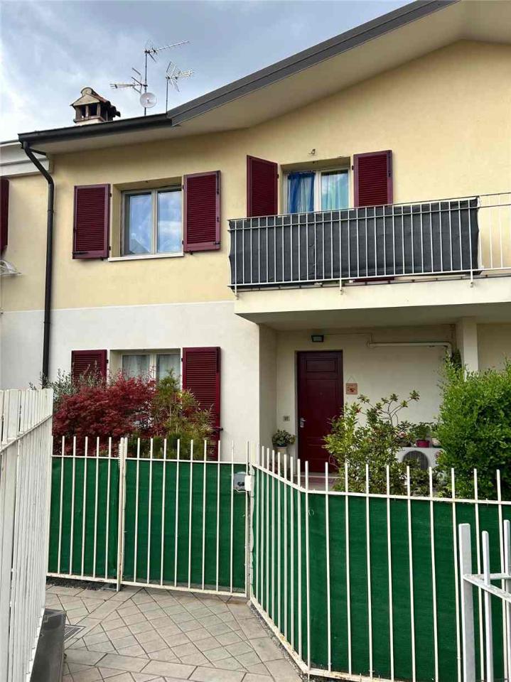 5 rooms Villa in Villongo, Italy No. 136975