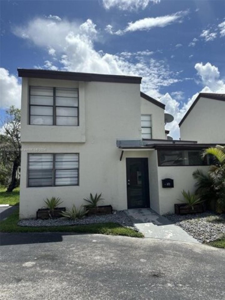 Дом с 3 спальнями в Майами, США № 292127