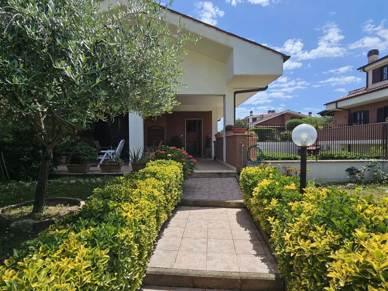 4 bedrooms Villa in Guidonia Montecelio, Italy No. 339457