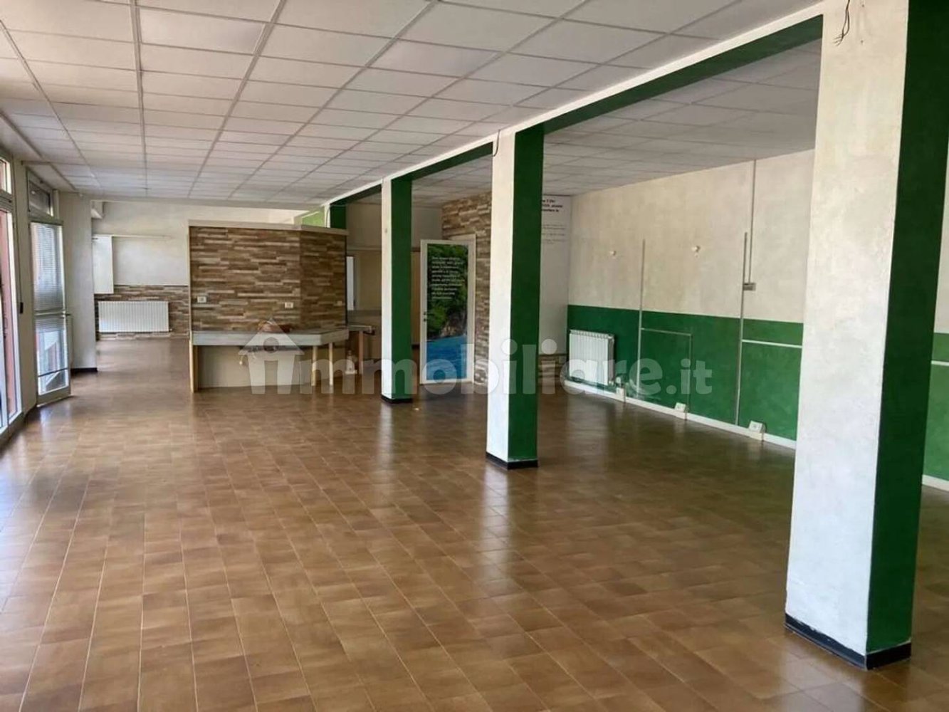 5 rooms Commercial property in Modena, Italy No. 80614