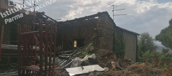 5 rooms Apartment in Terenzo, Italy No. 204636 4