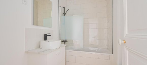 2 bedrooms Apartment in Paris, France No. 170130 6