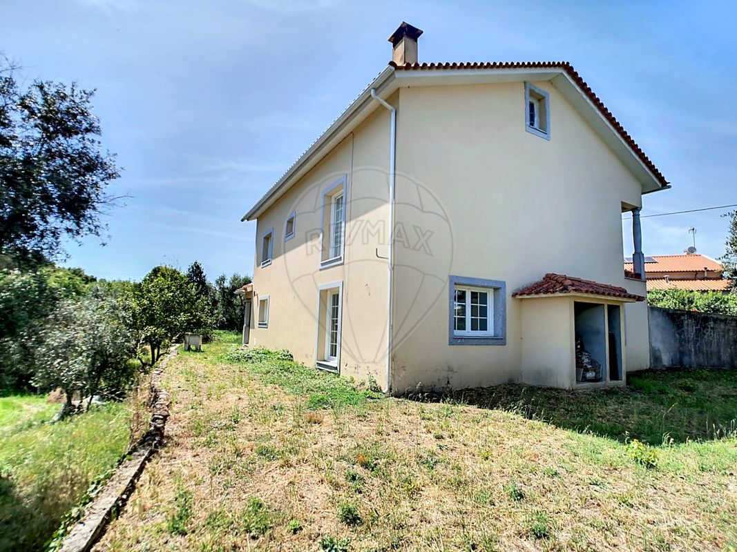 Casa de 4 dormitorios en Oliveira do Conde, Portugal No. 184445