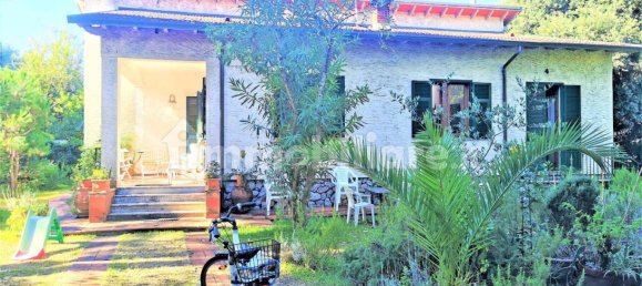 4 bedrooms Villa in Massa, Italy No. 72071 3