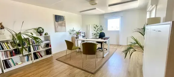 52m² Office in Vannes, France No. 290122 2