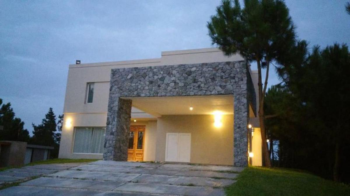 4 bedrooms House in Mar del Plata, Argentina No. 77270