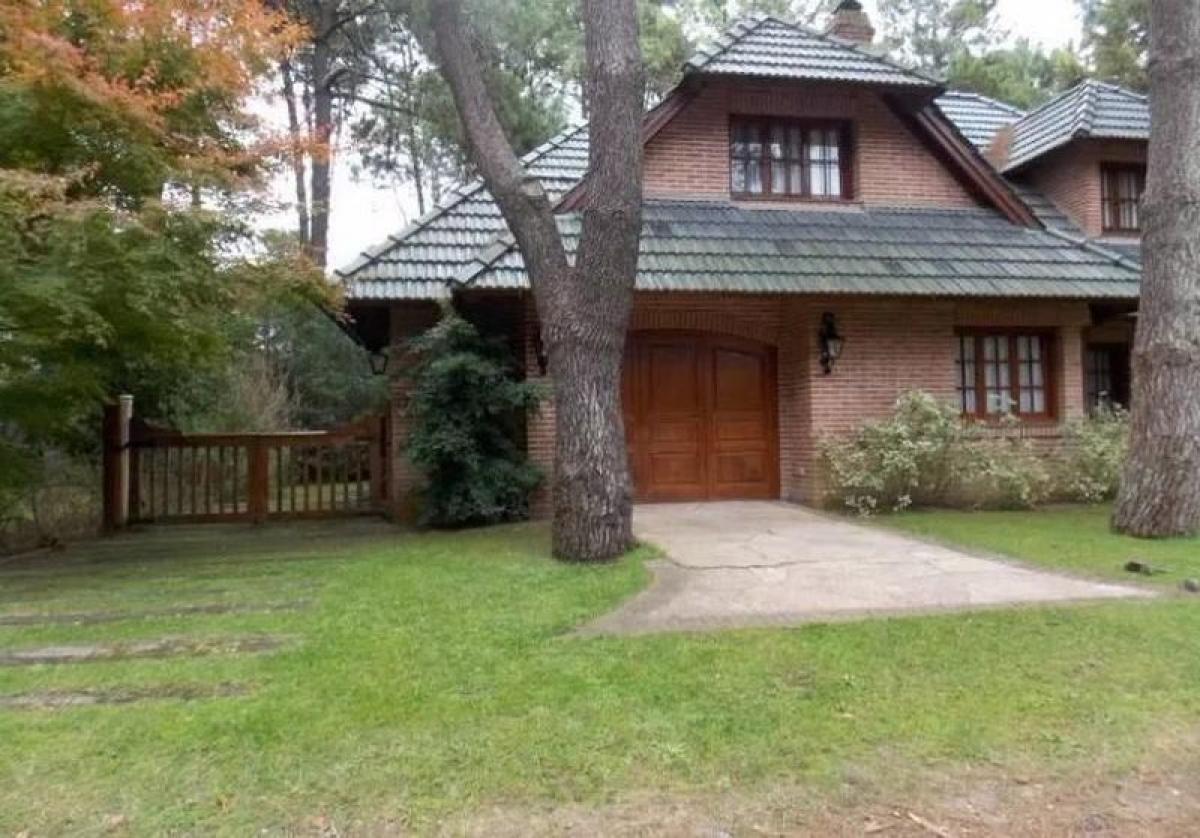 4 bedrooms House in Mar del Plata, Argentina No. 92635