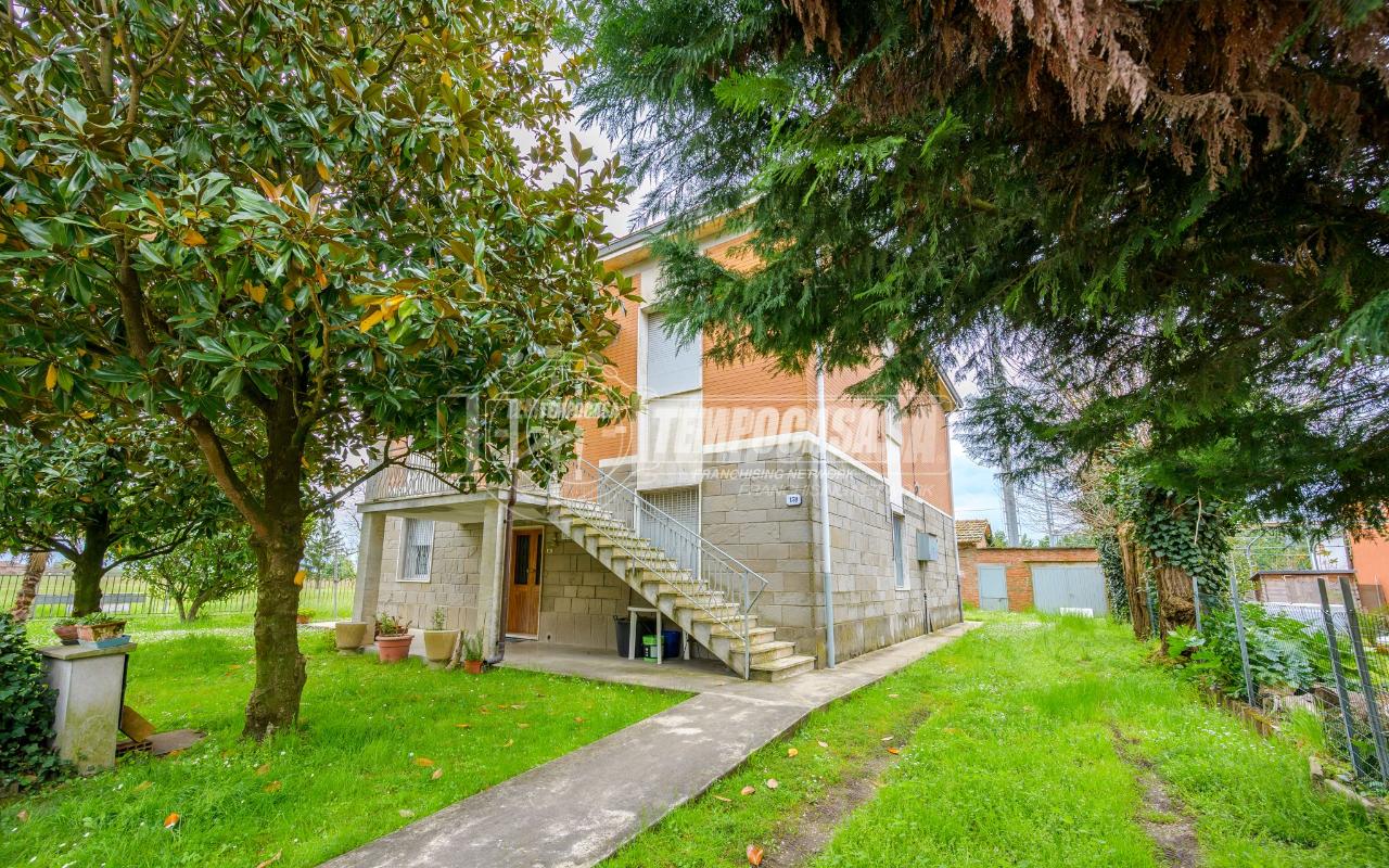 5 rooms Apartment in Medicina, Italy No. 137994