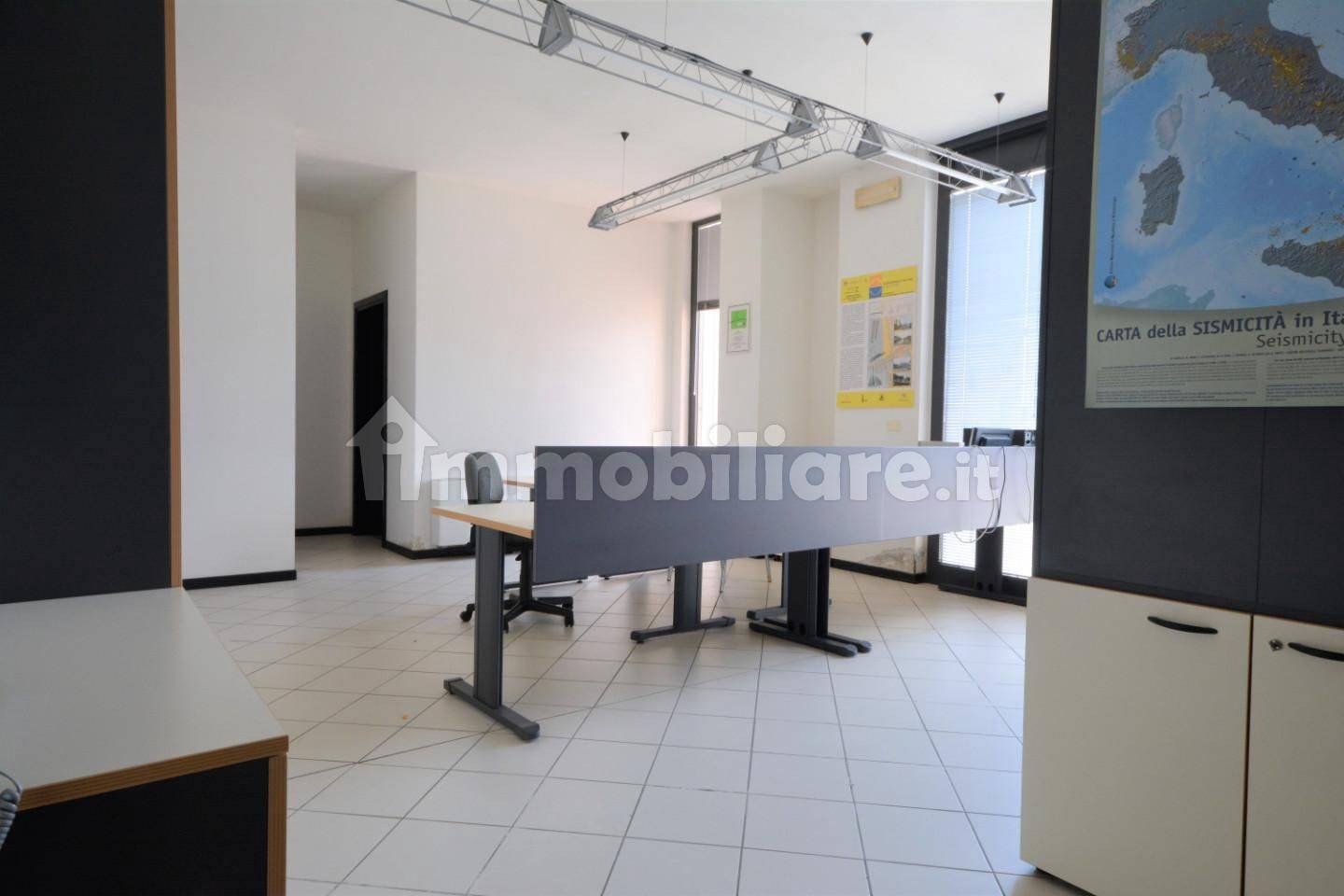 5 rooms Office in Lucca, Italy No. 177982