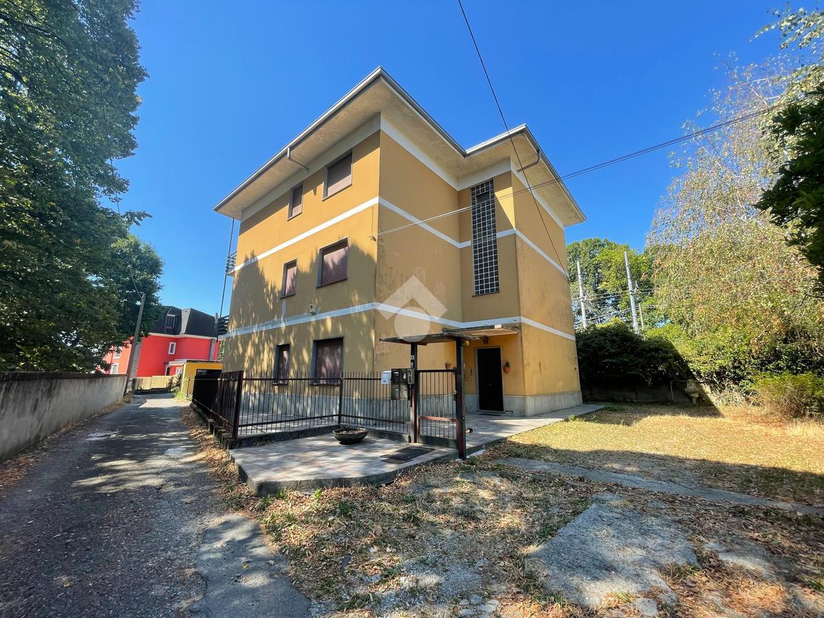 Apartamento de 3 habitaciónes en Oleggio, Italy No. 174676