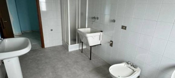 Квартира с 4 комнатами в Изола ди Капо Риццуто, Италия № 163756 10