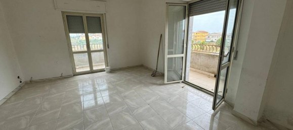 Квартира с 4 комнатами в Изола ди Капо Риццуто, Италия № 163756 2