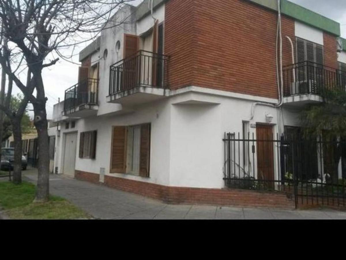 2 bedrooms House in Moron, Argentina No. 60474