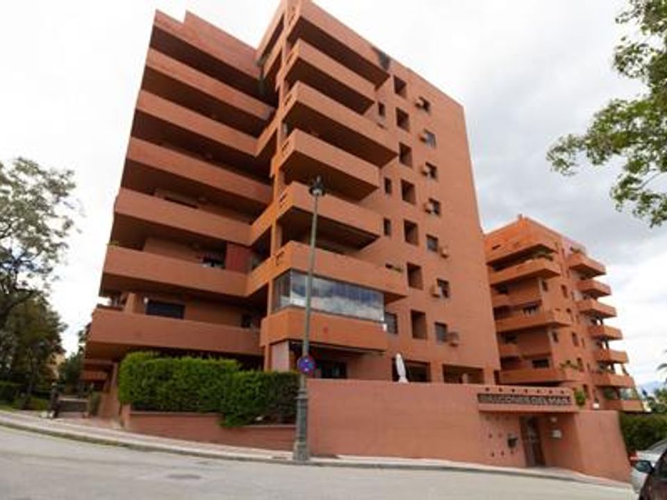 Apartamento de 2 dormitorios en Estepona, Spain No. 257042