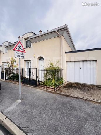 Casa de 3 dormitorios en Sevran, France No. 357084