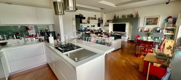 3 rooms Apartment in Naples, Italy No. 162739 7