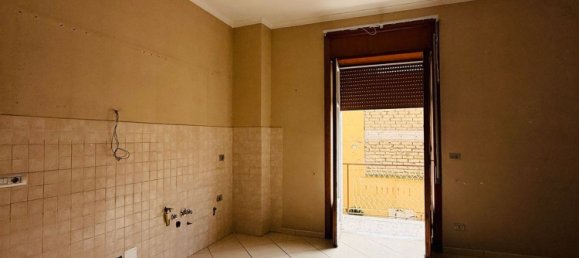 3-salle Appartement à Frattamaggiore, Italy No. 134244 2