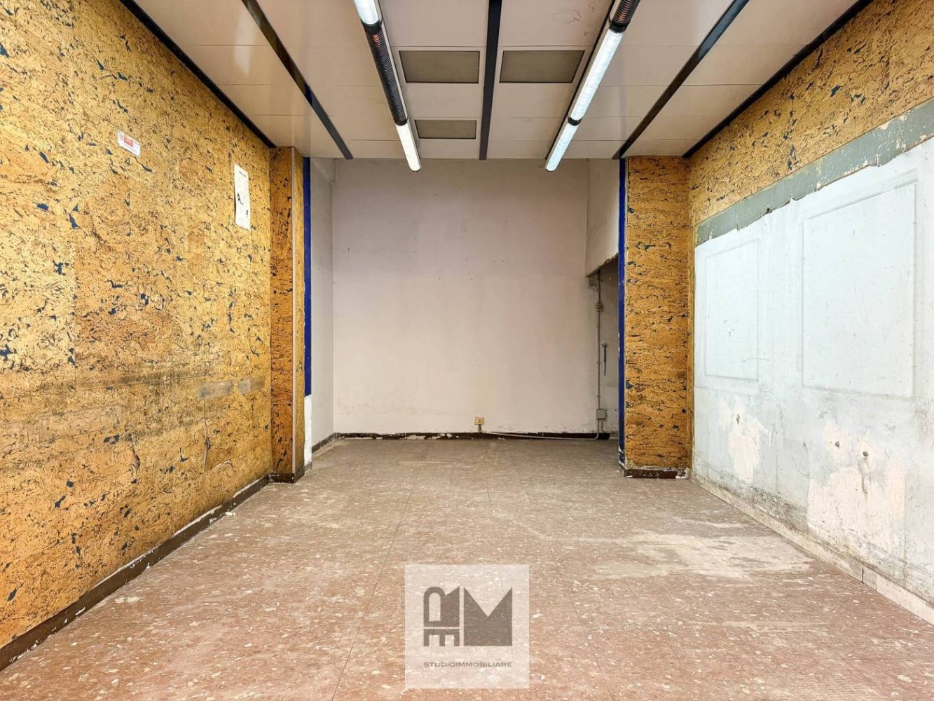 2 rooms Commercial property in Rome, Italy No. 379856