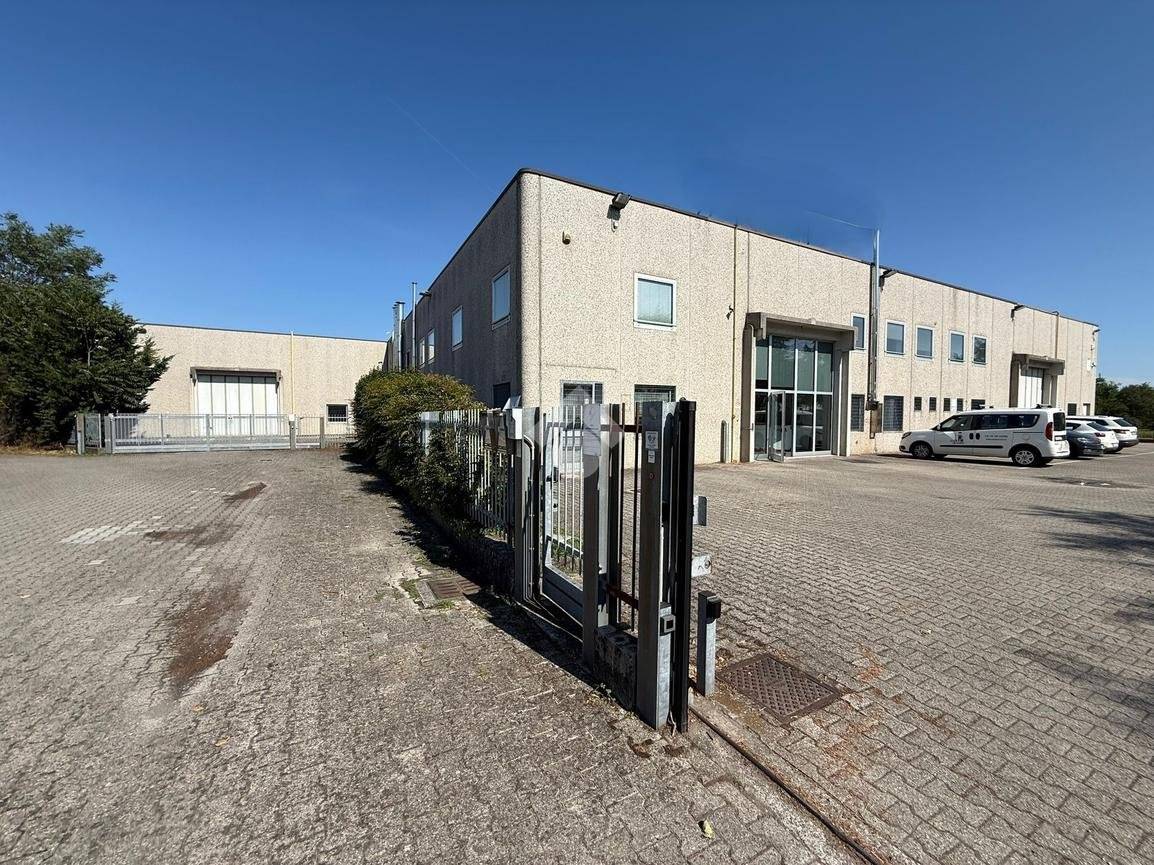 5800m² Warehouse in Bergamo, Italy No. 313019