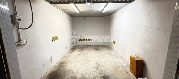  Garage in Rome, Italy No. 298997 2