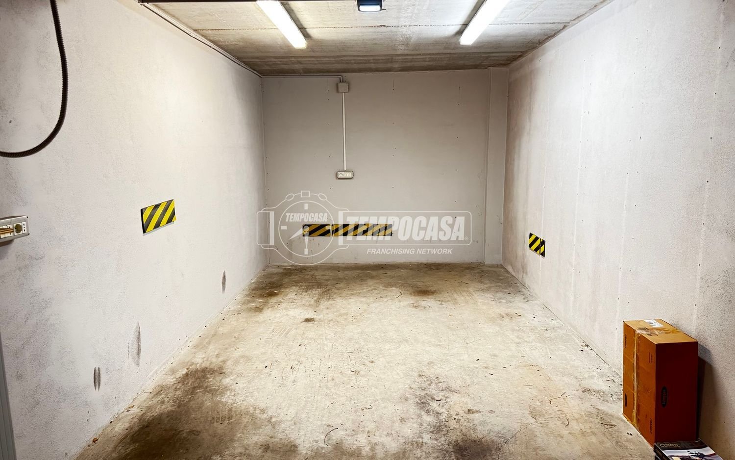  Garage in Rome, Italy No. 298997