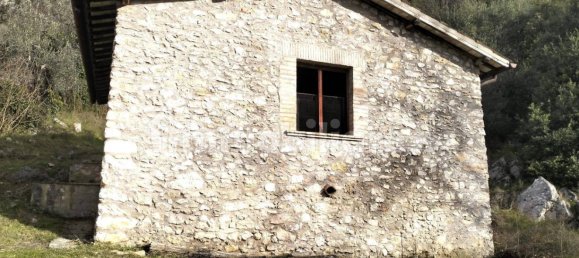 32m² Warehouse in Spoleto, Italy No. 179367 2