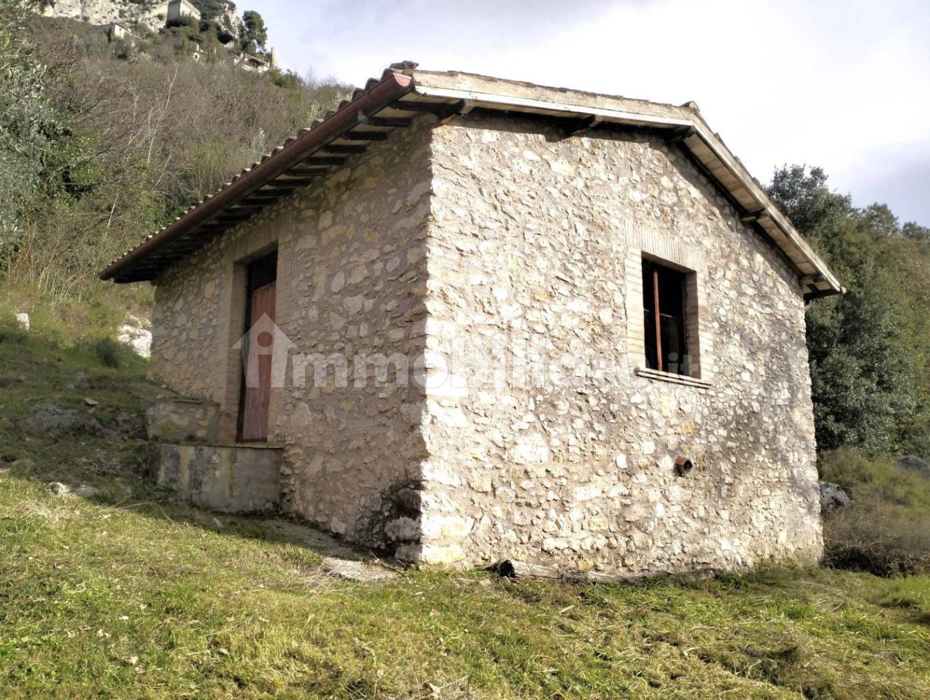 32m² Warehouse in Spoleto, Italy No. 179367