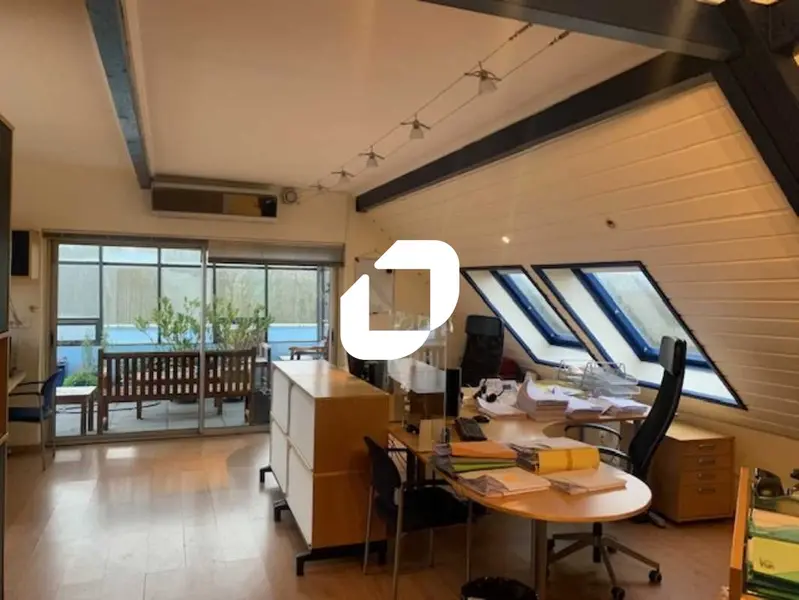 137m² Office in Orgeval, France No. 302397