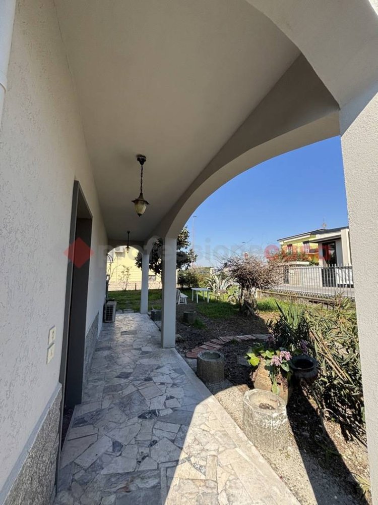 Вилла с 4 комнатами в Ландриано, Италия № 7831