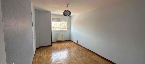 Apartamento de 3 dormitorios en San Andrés del Rabanedo, Spain No. 189743 3