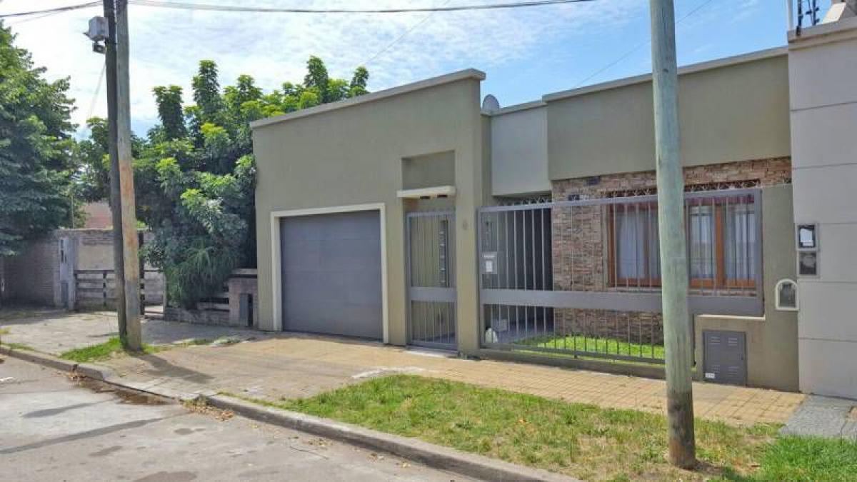 2 bedrooms House in Quilmes, Argentina No. 12158