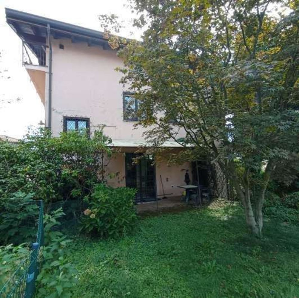 3 rooms Apartment in Vertemate con Minoprio, Italy No. 6221