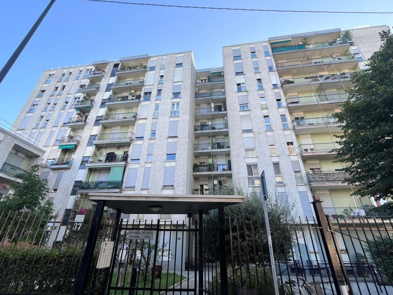 Квартира с 3 спальнями в Милан, Италия № 366915