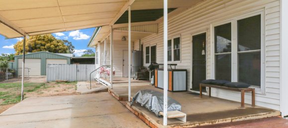 4 bedrooms House in Deniliquin, Australia No. 124 4