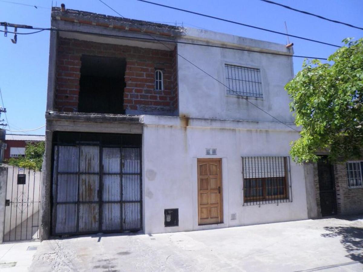 2 bedrooms House in Lanus, Argentina No. 15902