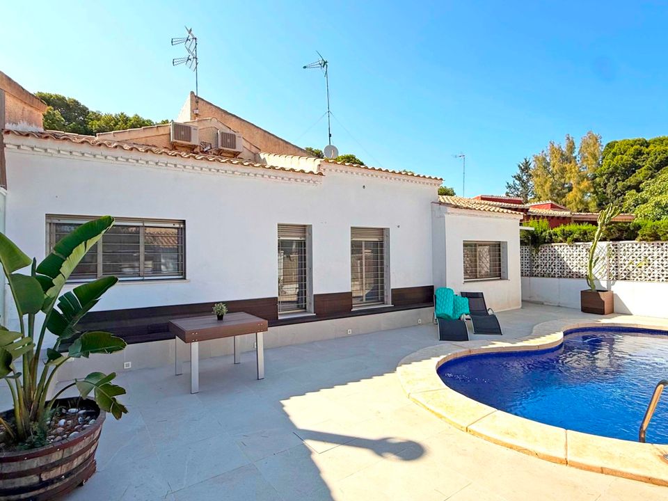 Вилла с 4 спальнями в Аликанте, Испания № 223071