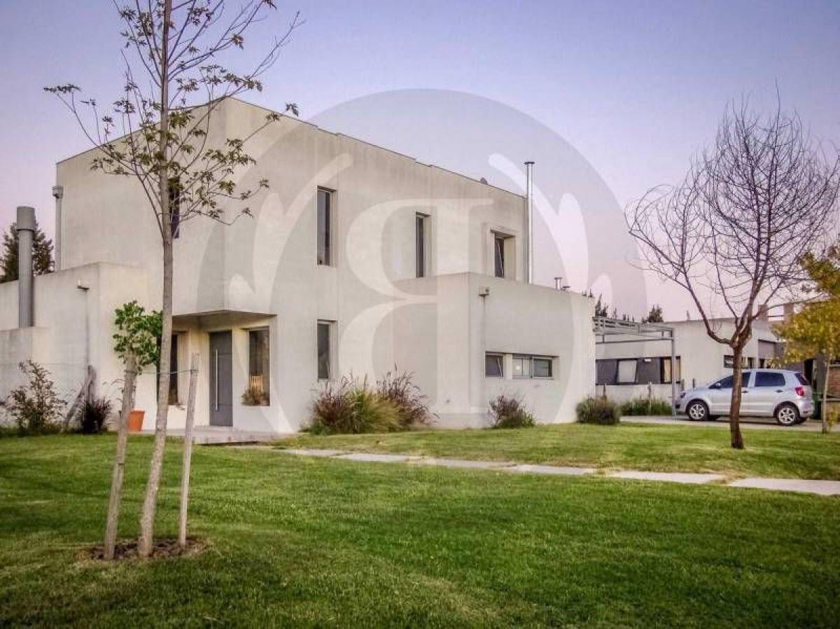 Casa de 3 dormitorios en Tigre, Argentina No. 5809