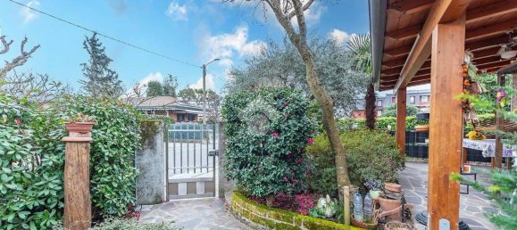 4 bedrooms Villa in Gerenzano, Italy No. 103183 3