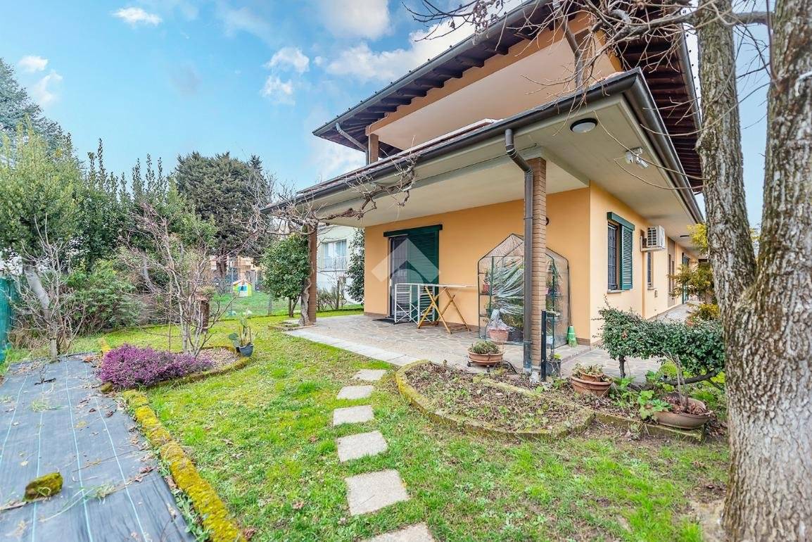 4 bedrooms Villa in Gerenzano, Italy No. 103183
