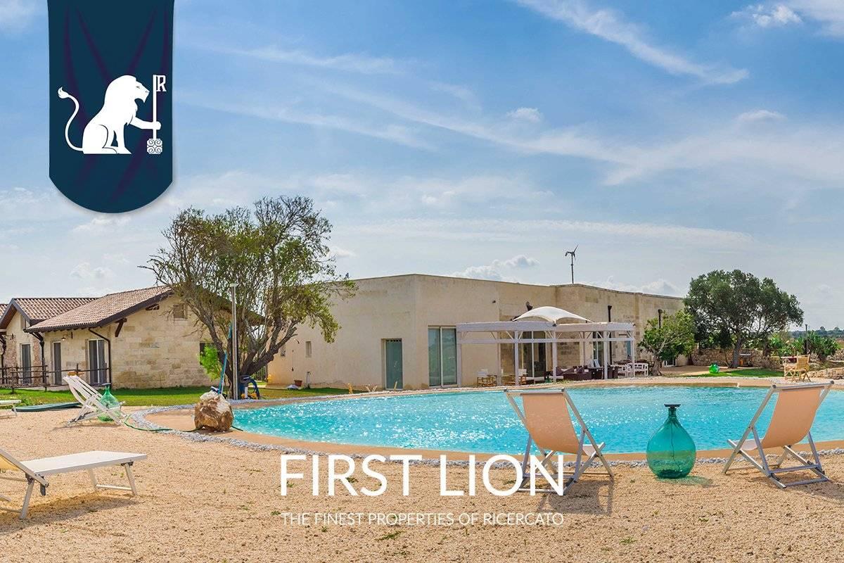 15 rooms Villa in Lecce, Italy No. 234227