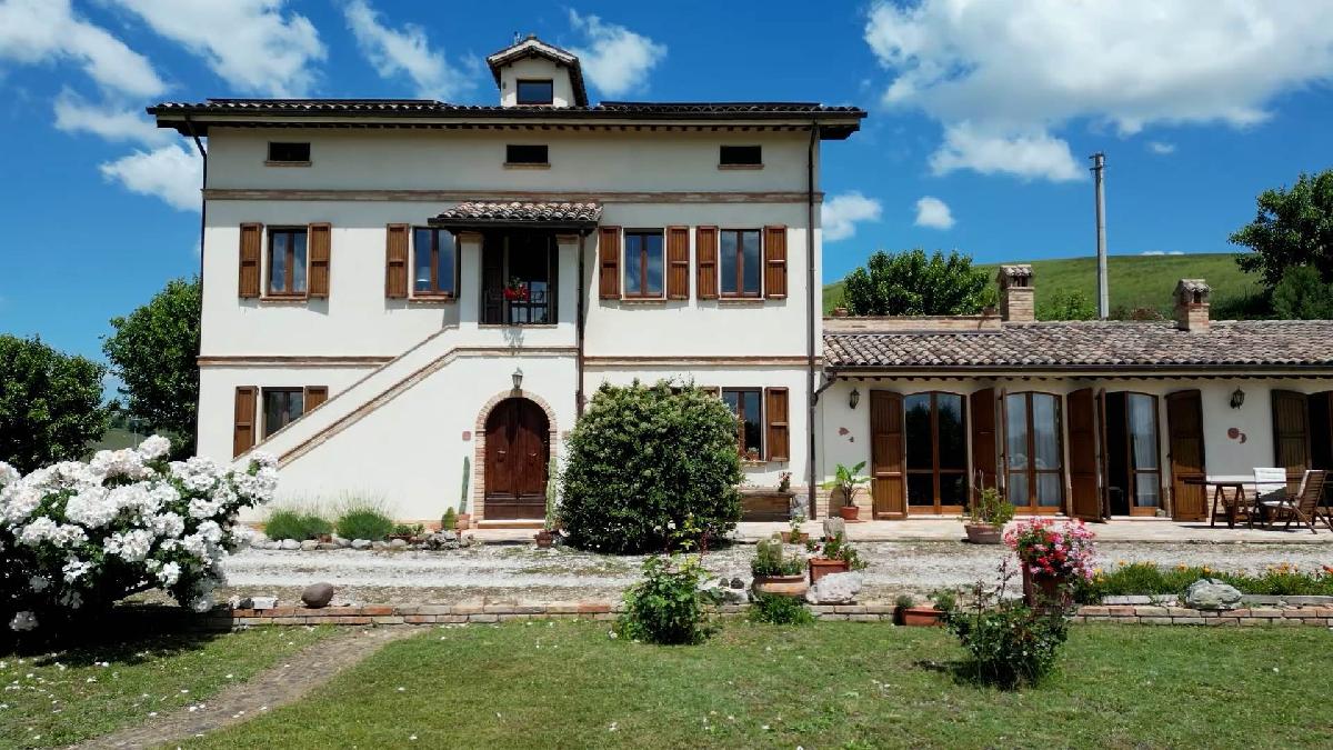 Villa de 7 dormitorios en Montecassiano, Italy No. 298012