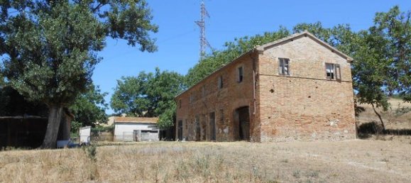 Дом с 10 комнатами в Мондавио, Италия № 113780 9