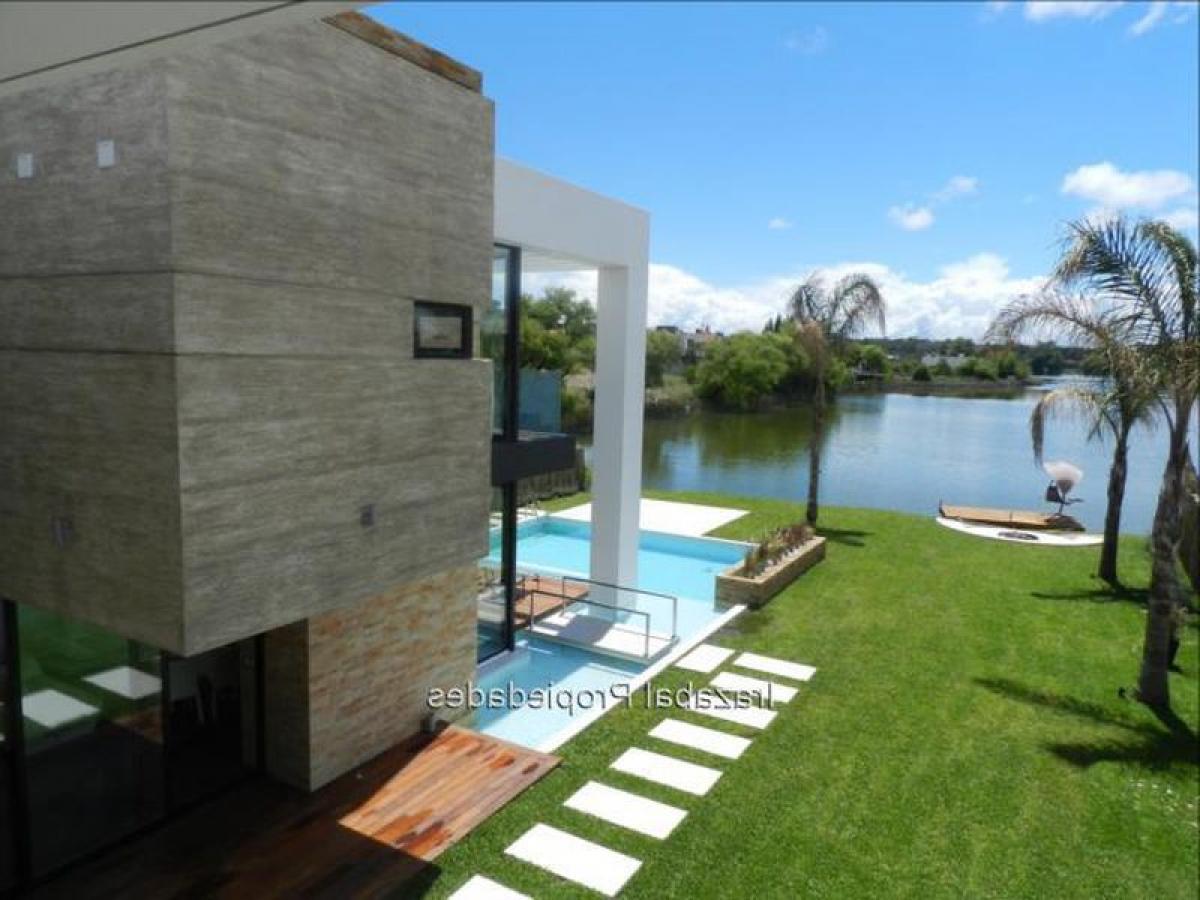 4 bedrooms House in Montevideo, Uruguay No. 12808