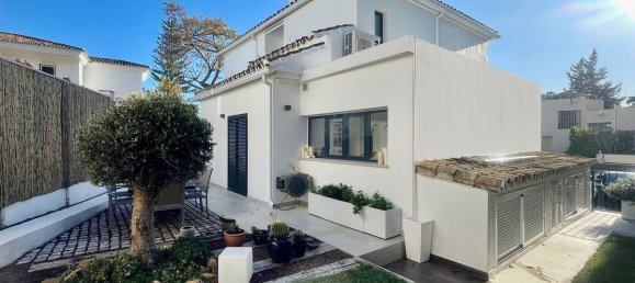 5 bedrooms Villa in Marbella, Spain No. 24703 3