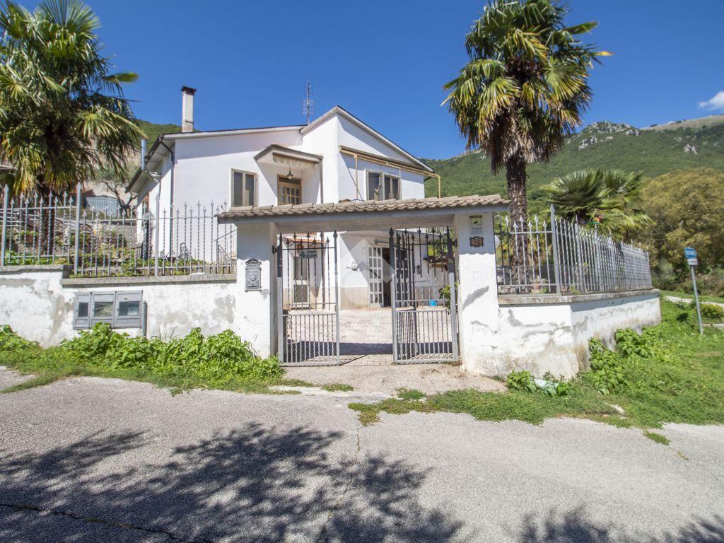 2 bedrooms Villa in Castel Sant'Angelo, Italy No. 381030