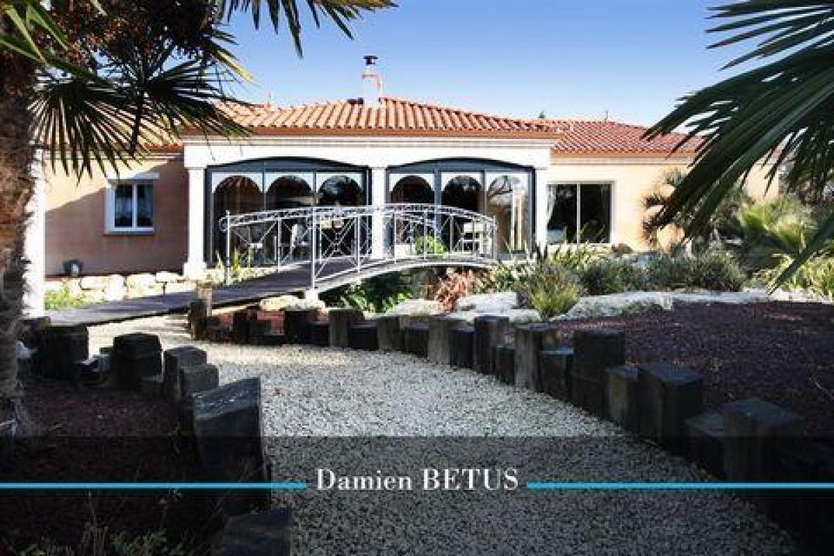 5 bedrooms House in Challans, France No. 32673