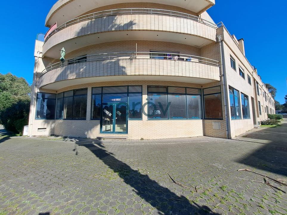 607m² Commercial property in Madalena, Portugal No. 277396